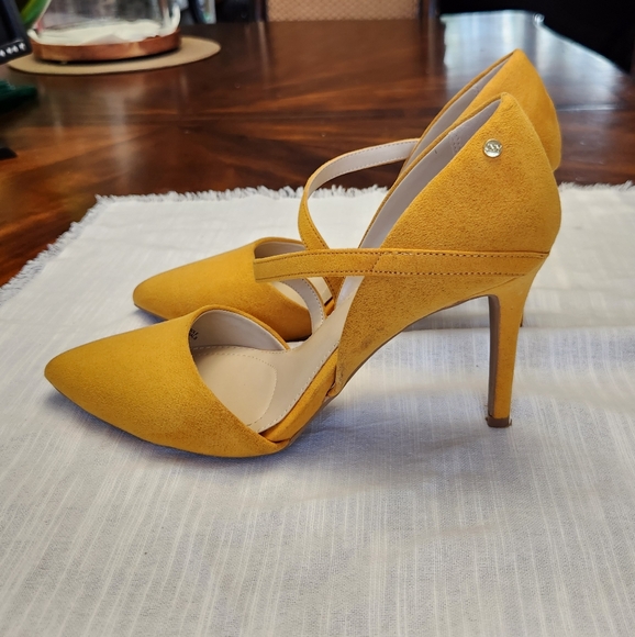 Jones New York Mustard Yellow Heels Size 8M - Picture 4 of 13